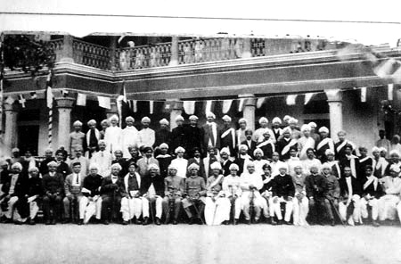 Participants_of_the_first_Kannada_Sahitya_Parishat_(Bangalore,_1915)